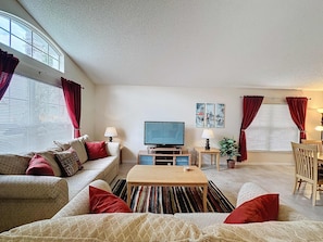Living area - South Facing Pool Home With Golf Course Views (Haines City)