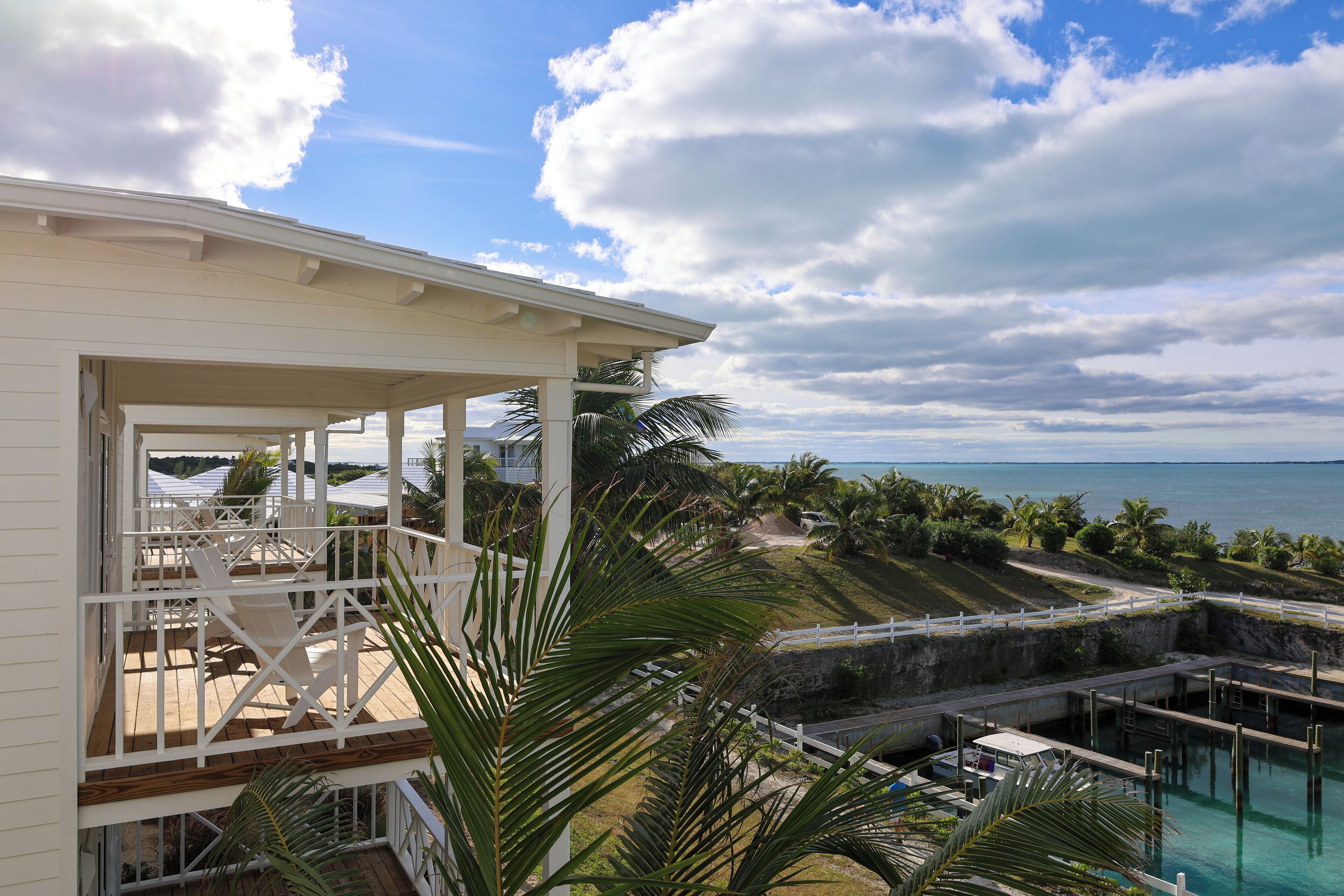Une propriété située sur la côte, dotée d’une terrasse couverte, d’une piscine et offrant une vue sur l’océan.