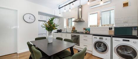 Refrigerador, microondas, horno y parrilla de estufa