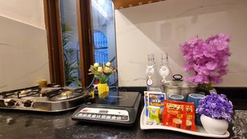 Kühlschrank, Herdplatte, Wasserkocher, Kochgeschirr/Geschirr/Besteck