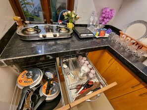 Kühlschrank, Herdplatte, Wasserkocher, Kochgeschirr/Geschirr/Besteck