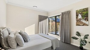 5 bedrooms, iron/ironing board, WiFi, bed sheets - The Gums so comfortable and spacious. Room for everyone including the family pet. (Bundalong)