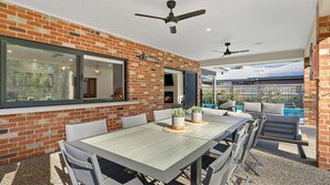 Outdoor dining - The Gums so comfortable and spacious. Room for everyone including the family pet. (Bundalong)