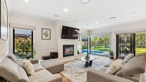 Smart TV, fireplace