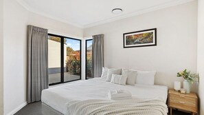 5 bedrooms, iron/ironing board, WiFi, bed sheets