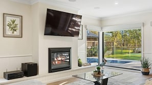 Smart TV y chimenea 