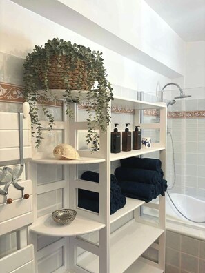 Haartrockner, Bidet, Handtücher, Seife
