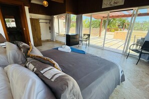 4 bedrooms, desk, iron/ironing board, WiFi