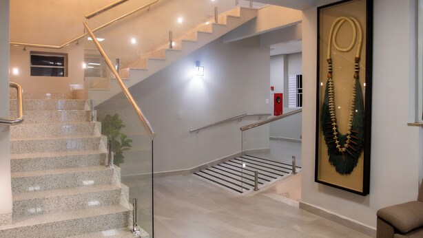 A modern interior with a staircase, a framed abstract artwork, and a minimalist design. - Hotel Mato Grosso Inn (Cuiabá)
