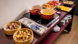 A buffet table with various food items and containers. - Hotel Mato Grosso Inn (Cuiabá)