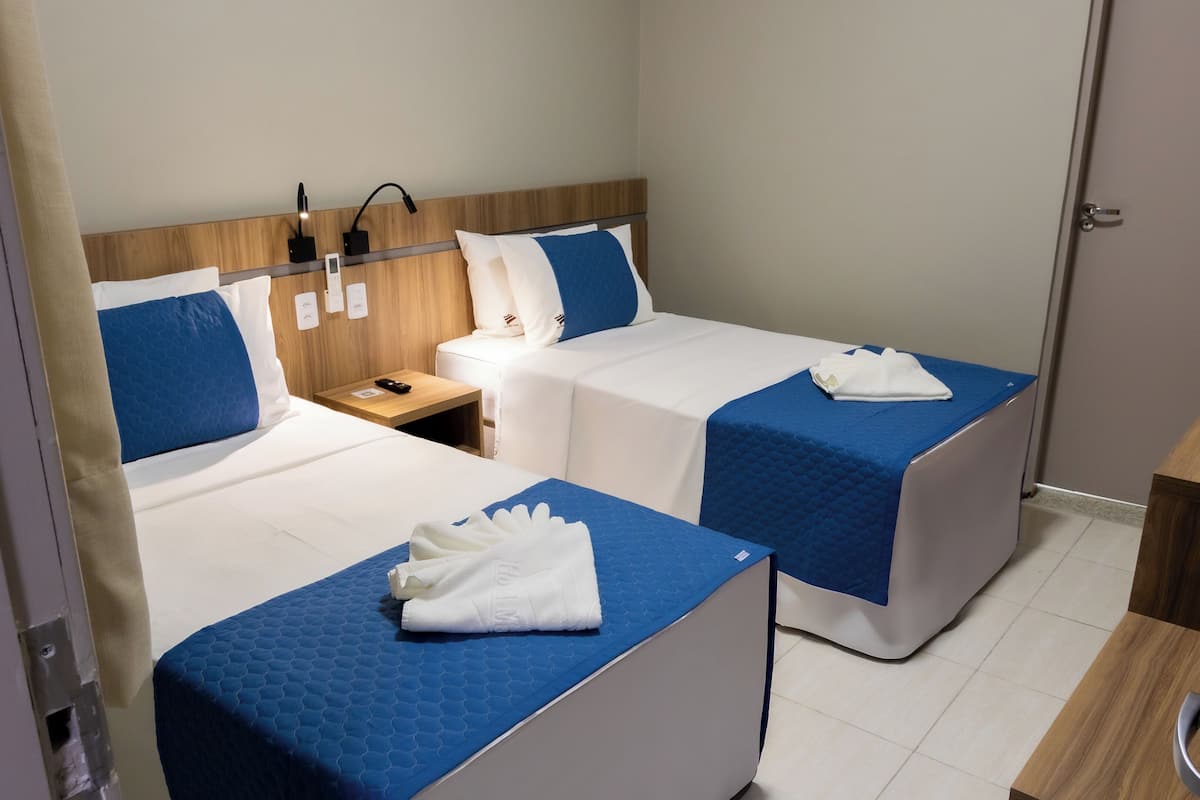 Quarto duplo standard | Frigobar, cortinas blackout, Wi-Fi de cortesia, roupa de cama
