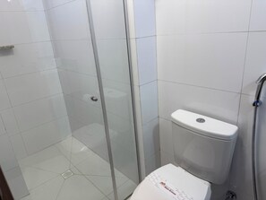 Habitación con 2 camas individuales | Baño | Artículos de higiene personal gratuitos, toallas, jabón y champú