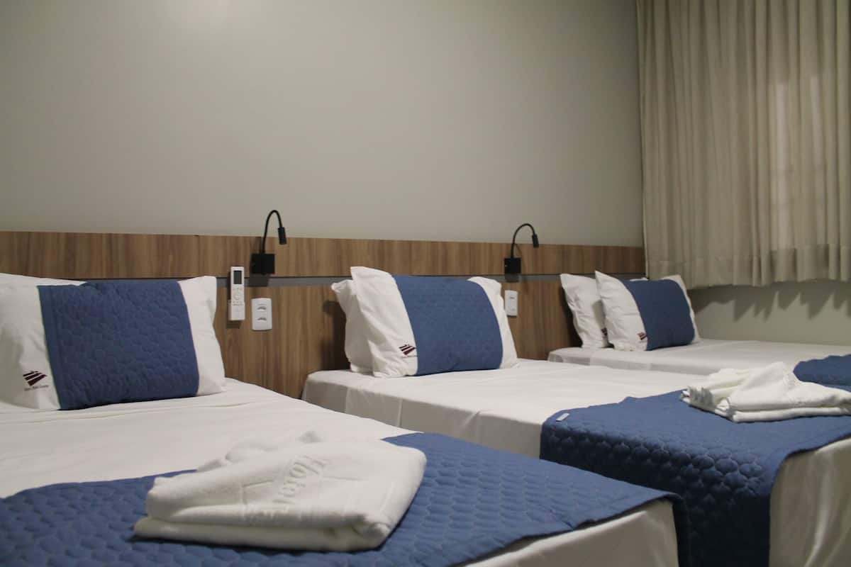 Habitació triple estàndard | Minibar, cortines opaques, wifi gratuïta i roba de llit