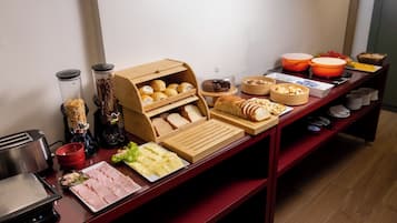 Café da manhã com buffet grátis todos os dias