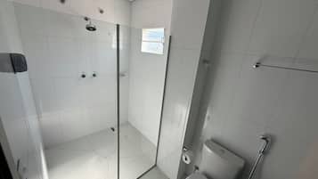 Standard Twin Room | Bathroom | Shower, free toiletries, hair dryer, towels