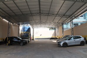 Free self-parking - Hotel Mato Grosso Inn (Cuiabá)