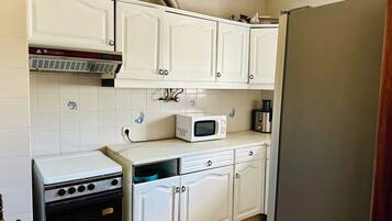 Frigorífico, microondas, horno y placa de cocina