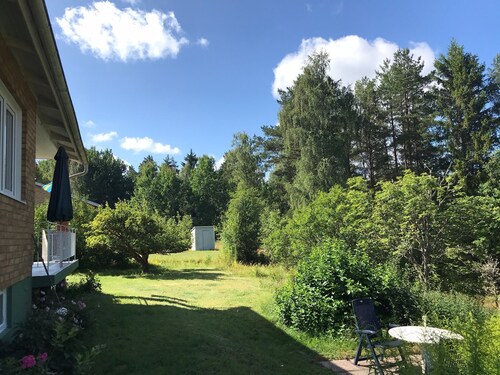 Gemütliches, frisch renoviertes Häuschen auf Naturgrundstück am Waldrand