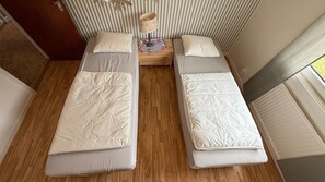 Tallelokero huoneessa, silitysrauta/-lauta, vauvan matkasänky, Wi-Fi