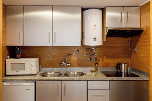 Fridge, microwave, stovetop, coffee/tea maker
