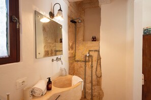 Regadera, secadora de cabello, bidet, toallas 