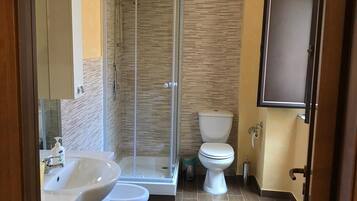 Doccia, asciugacapelli, bidet, asciugamani