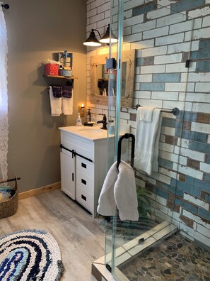 Een douche, een haardroger, handdoeken, zeep