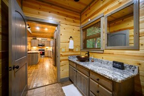 Cabaña, varias camas, hidromasaje, vista al jardín (Heartland Retreat) | Baño | Toallas 