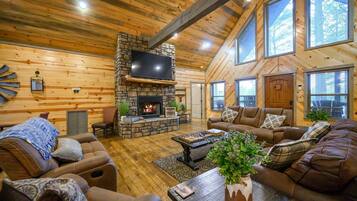 Kabin, Beberapa Tempat Tidur, hot tub, pemandangan kebun (Heartland Retreat) | Area keluarga | TV dan perapian