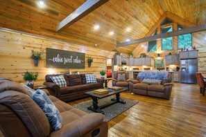 Cabin, Berbilang Katil, Hot Tub, Garden View (Heartland Retreat) | Ruang tamu | TV, pendiangan 