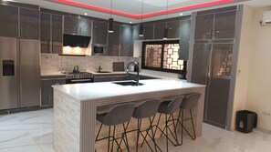 Réfrigérateur, micro-ondes, four, lave-vaisselle