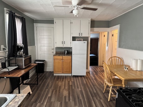 Private kitchen. Cozy 3-bedroom with AC in Erie Pa. located near the bayfront convention center.