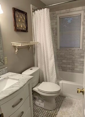 Shower, hair dryer, towels, soap - The Owl and Magnolia (Dothan)