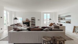 A spacious living room with a large sofa, two side tables, and a fireplace. - Elegant Apartment in the Heart of Bellagio (Bellagio)