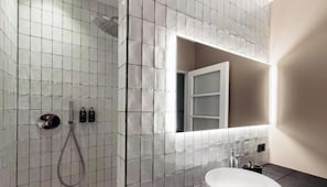 Haartrockner, Handtücher, Seife, Toilettenpapier