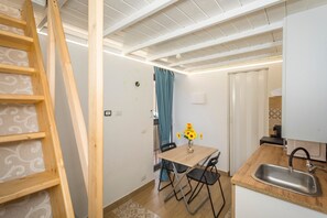 Dining - Apartment 'Causunara's  Grazia' with Balcony, Wi-Fi and Air Conditioning (Catania)