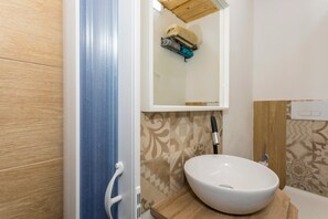 Dusche, Haartrockner, Handtücher