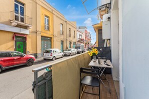 Outdoor dining - Apartment 'Causunara's  Grazia' with Balcony, Wi-Fi and Air Conditioning (Catania)