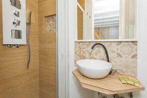 Shower, hair dryer, towels - Apartment 'Causunara's  Grazia' with Balcony, Wi-Fi and Air Conditioning (Catania)