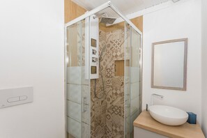 Suihku, hiustenkuivaaja, pyyhkeet