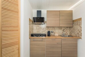 Kühlschrank, Mikrowelle, Herdplatte, Wasserkocher mit Kaffee-/Teezubehör