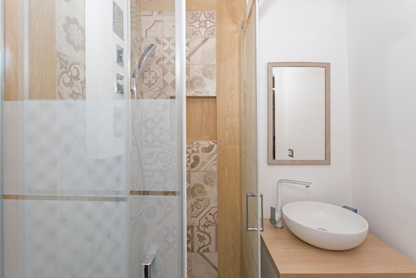 Shower, hair dryer, towels