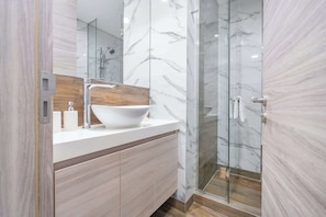Dusche, Haartrockner, Handtücher