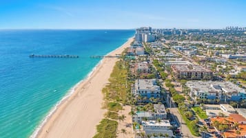 Una playa cerca