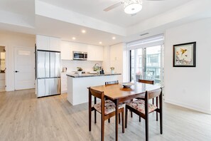 Dining - Luxurious 2-Bed, 2-Bath Furnished - 5 Star Resort (Innisfil)