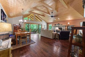 Smart-TV, peis og bøker