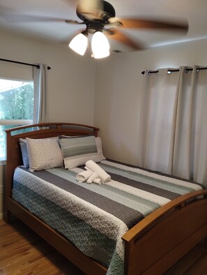 2 bedrooms, iron/ironing board, WiFi, bed sheets - Close to Everything Fun - Charming 2-bedroom house in fabulous San Diego with AC (San Diego)