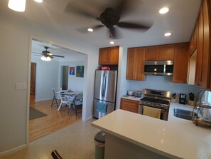 Microwave, oven, stovetop - Close to Everything Fun - Charming 2-bedroom house in fabulous San Diego with AC (San Diego)