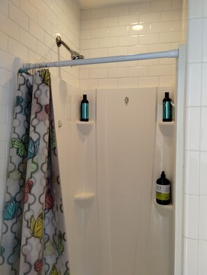 Dusche, Haartrockner, Handtücher, Seife