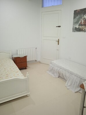 2 chambres, fer et planche à repasser
